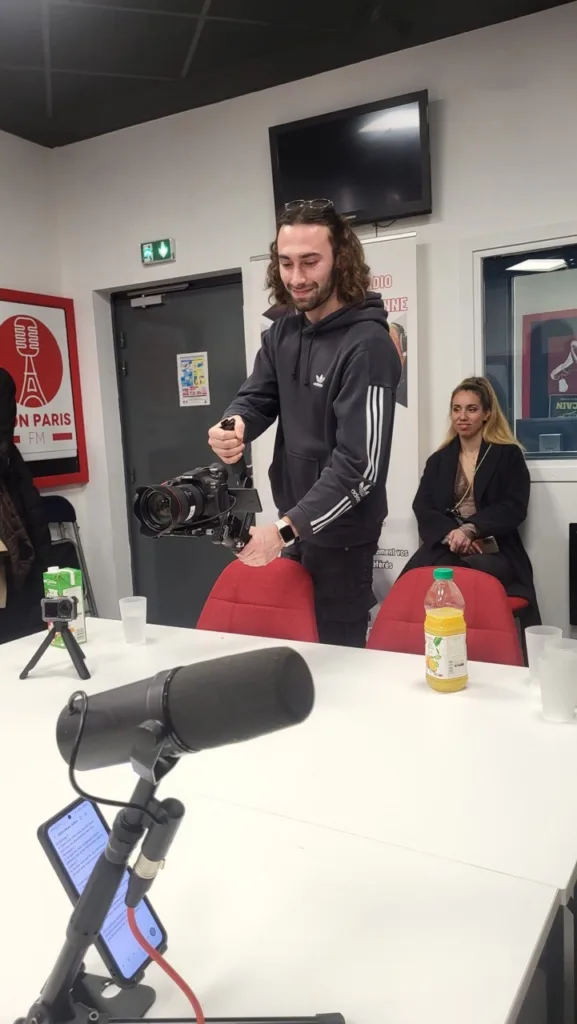 Installation micro et caméra lors d’un tournage d’interview