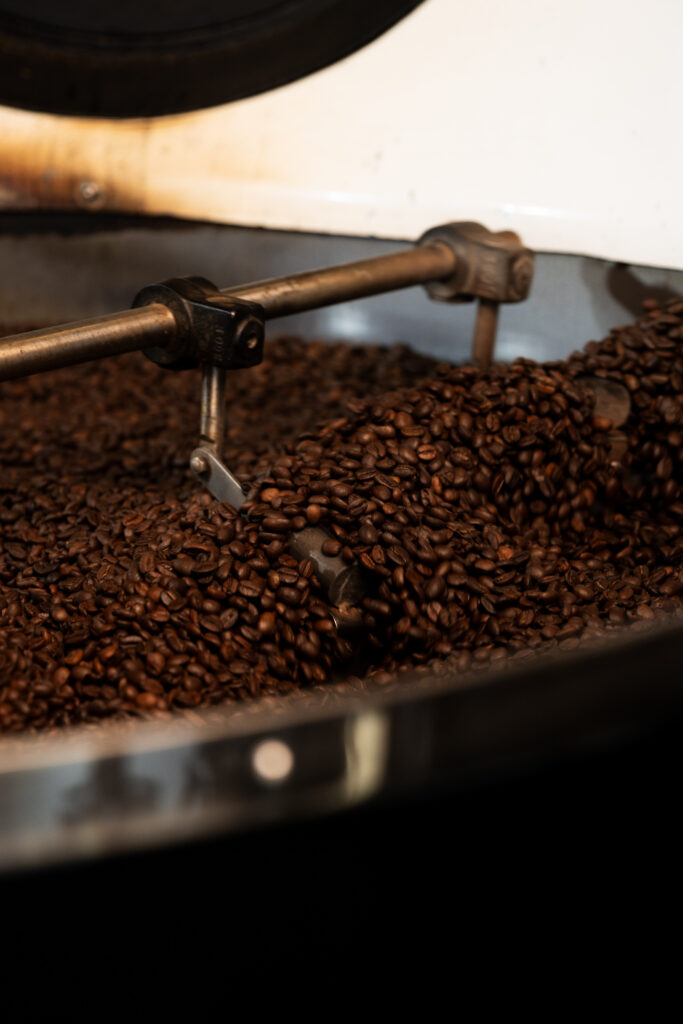 Grains de café en cours de torréfaction