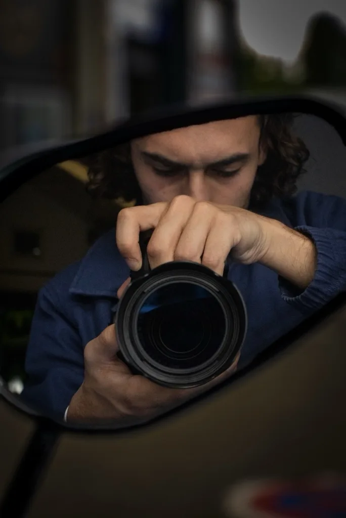 Portrait du fondateur de MUSS PRODUCTION derrière son appareil photo