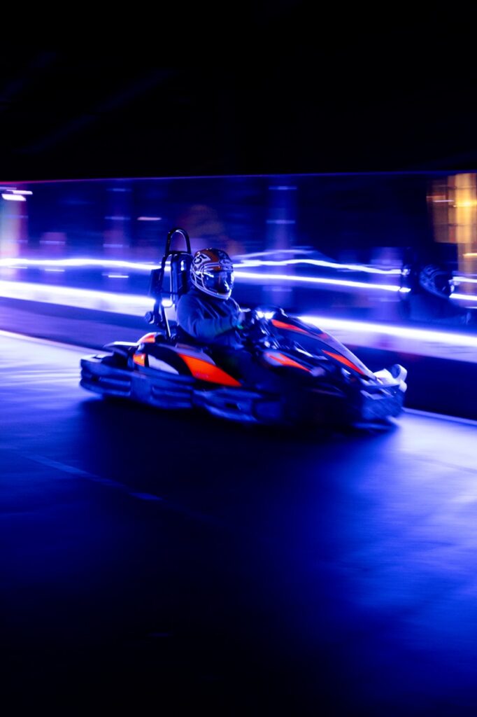 Kart lancé en piste, traînées de lumière