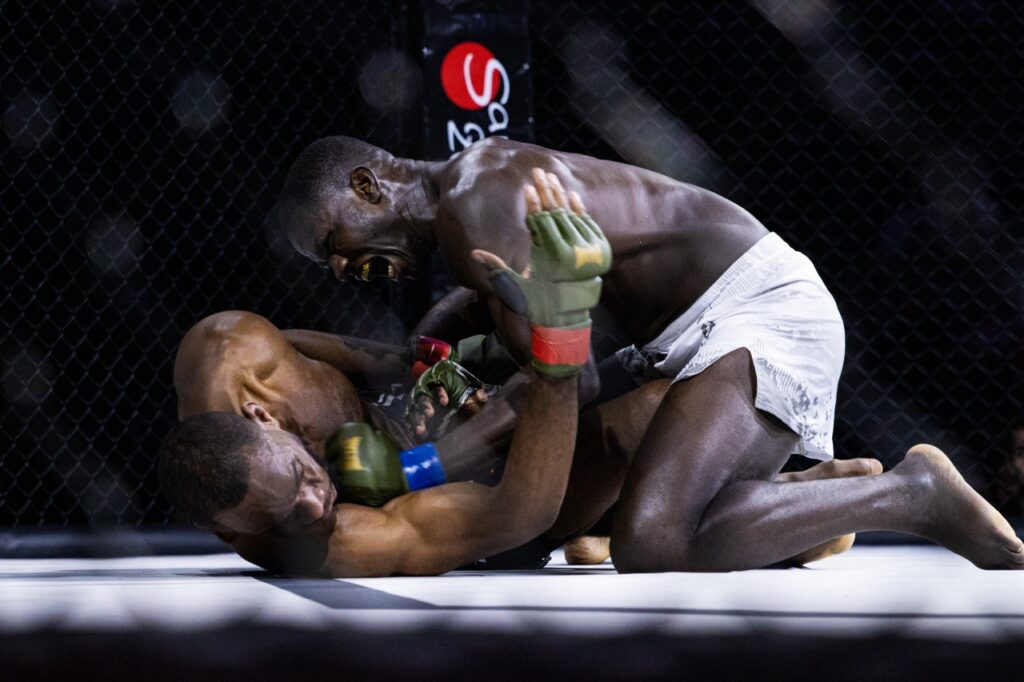 Combattants au corps à corps sur le ring
