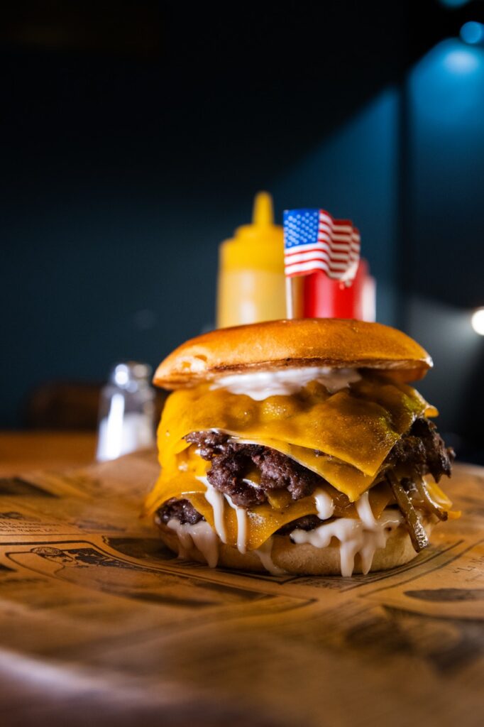 Burger et frites servis au Manhattan’s Street