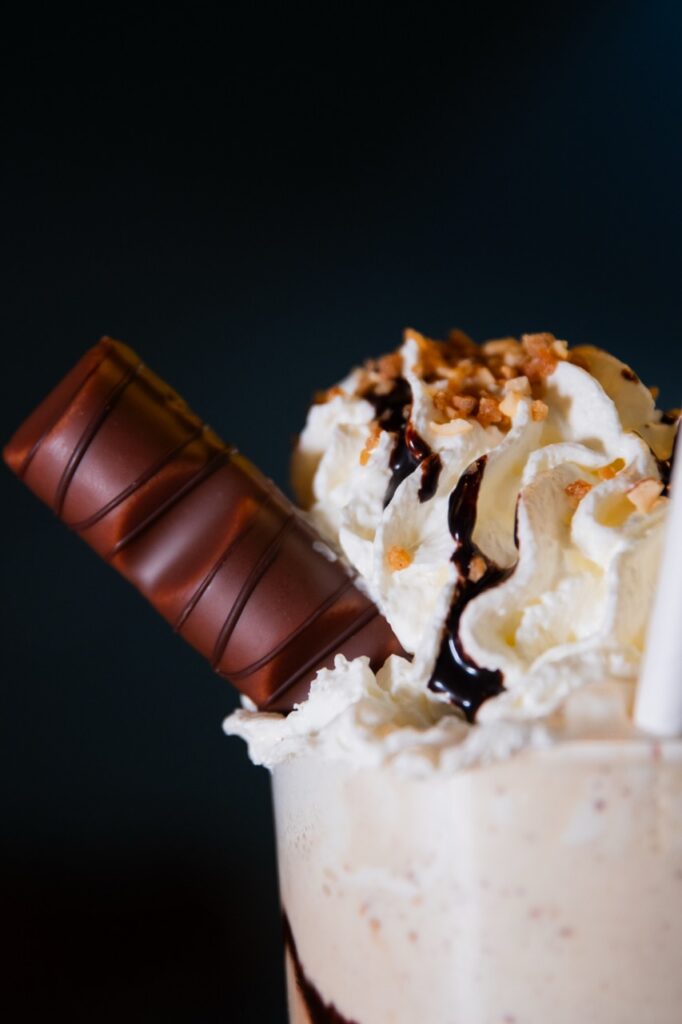 Milkshake surmonté de chantilly et d’un biscuit