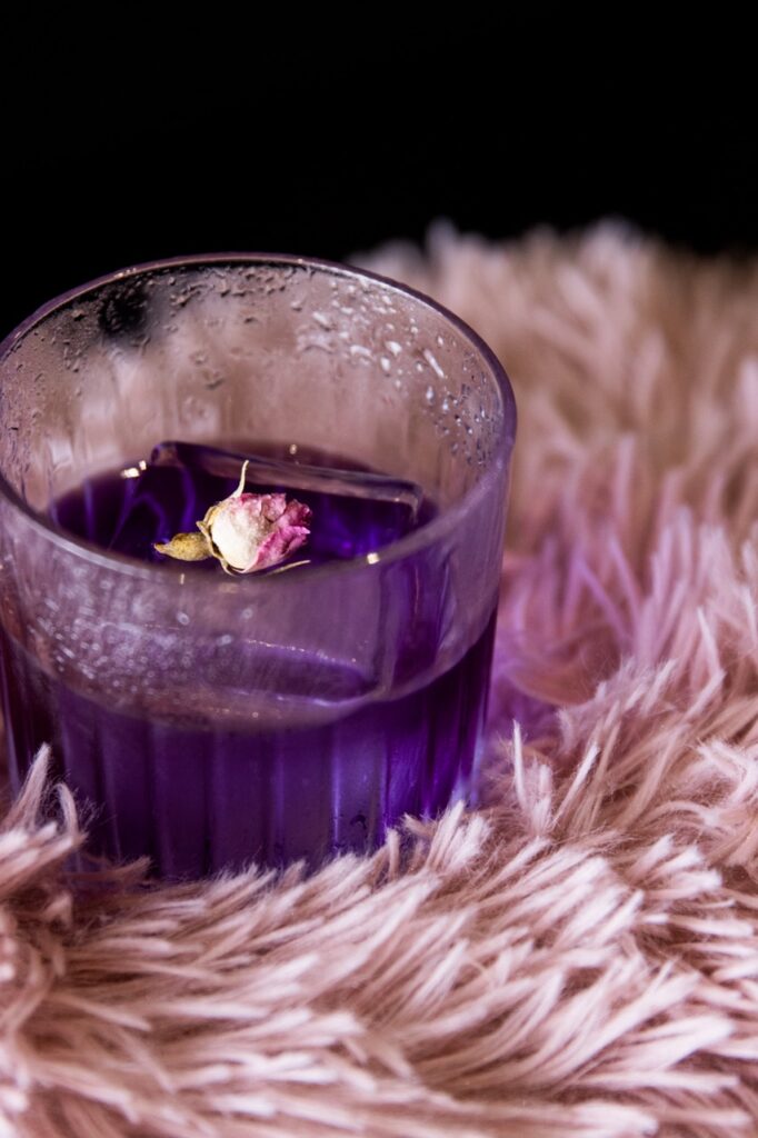 Cocktail violet servi au Vieux Carré