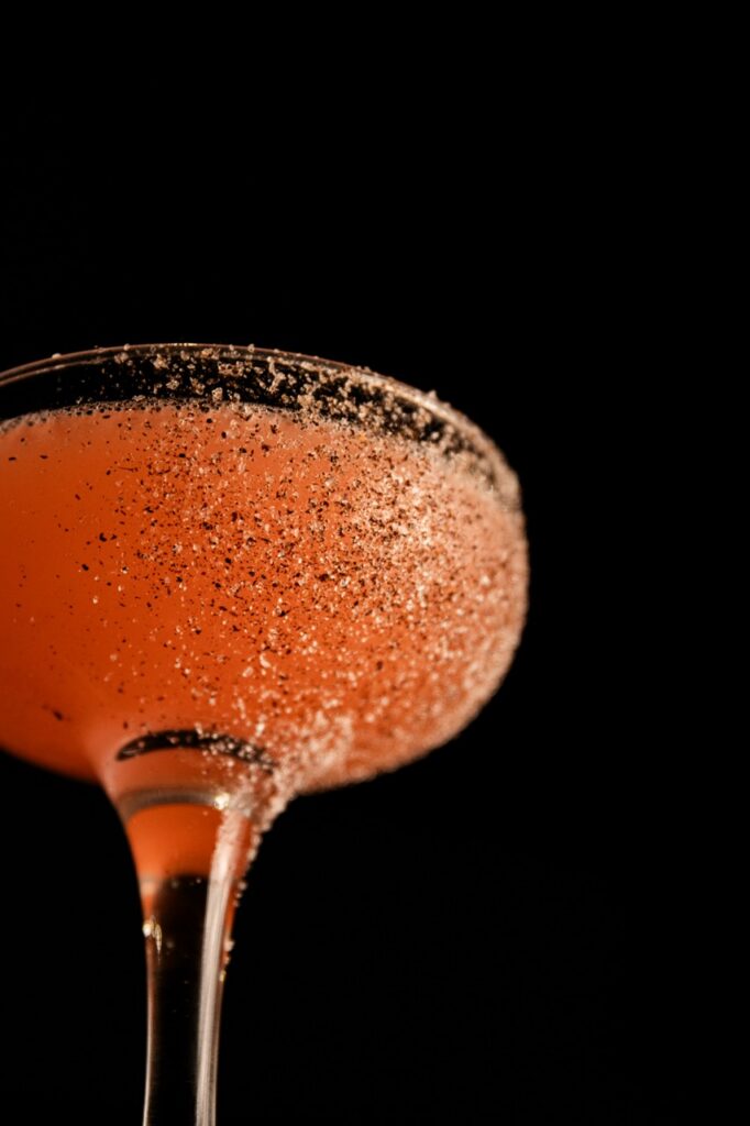 Cocktail servi dans une coupe givrée