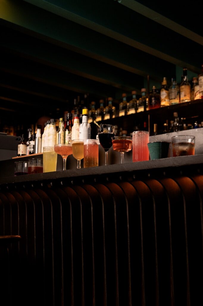 Bouteilles alignées derrière le bar du Vieux Carré