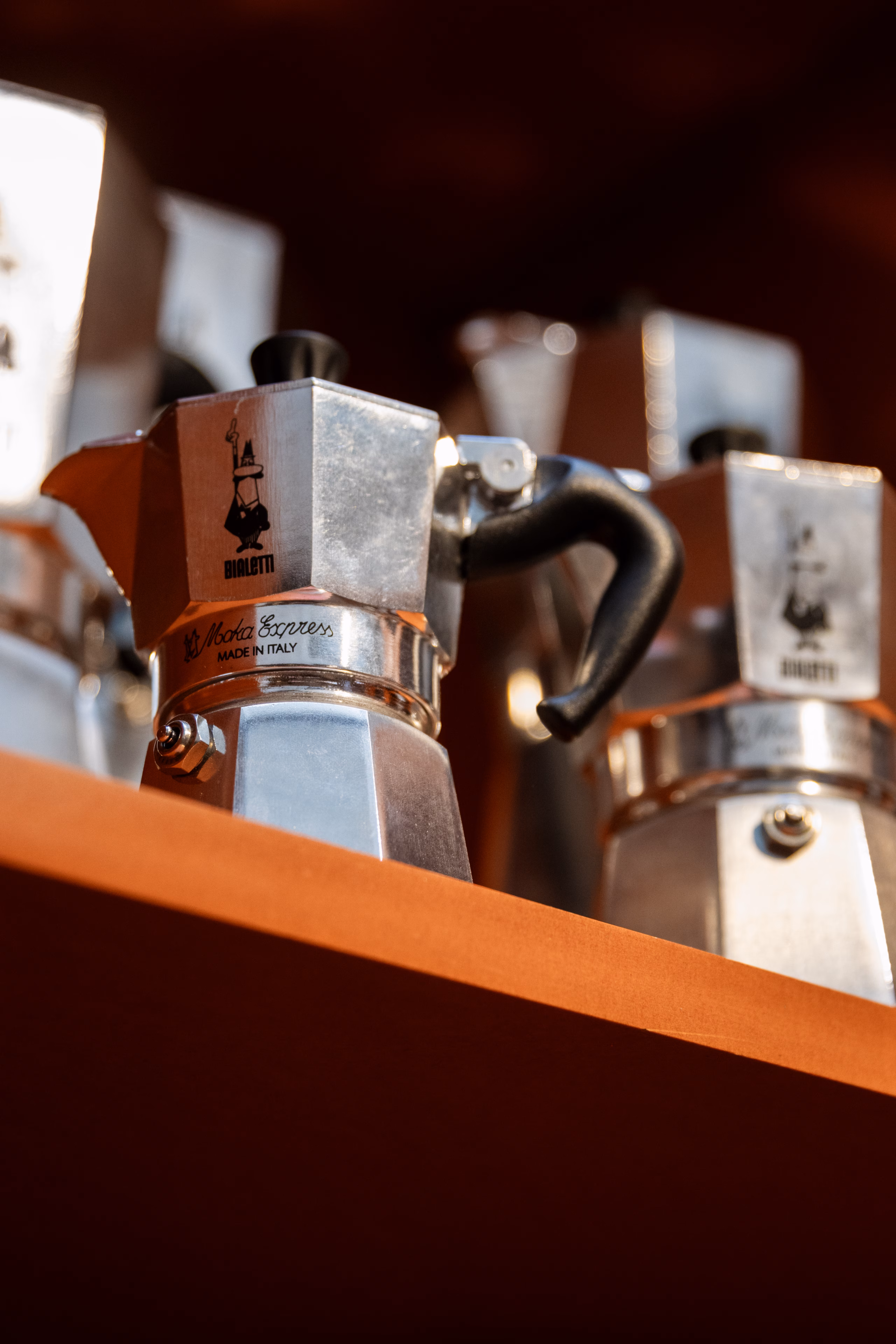 Cafetières italiennes Bialetti alignées sur une étagère