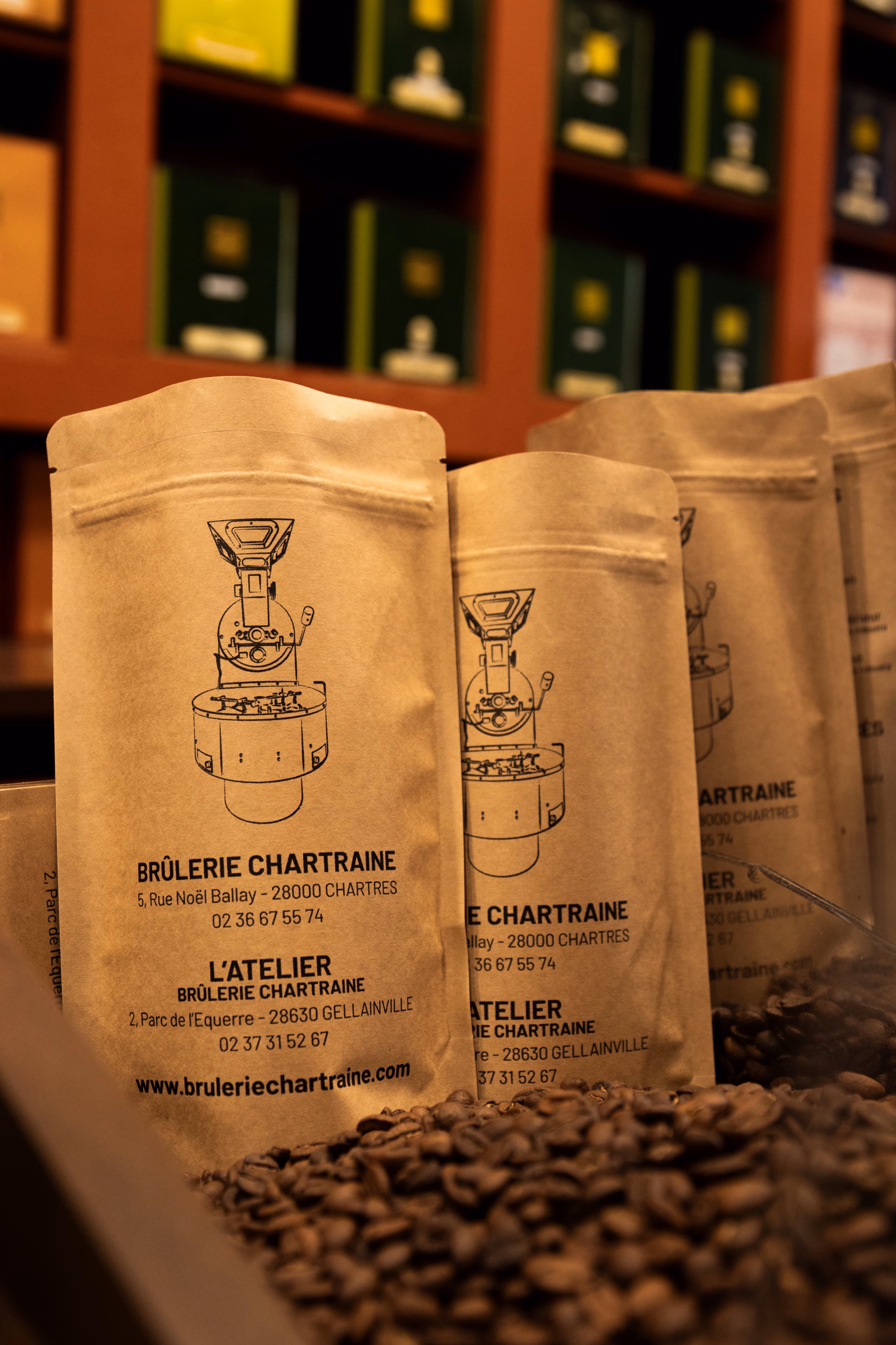 Sachets kraft Brûlerie Chartraine devant les rayonnages de la boutique
