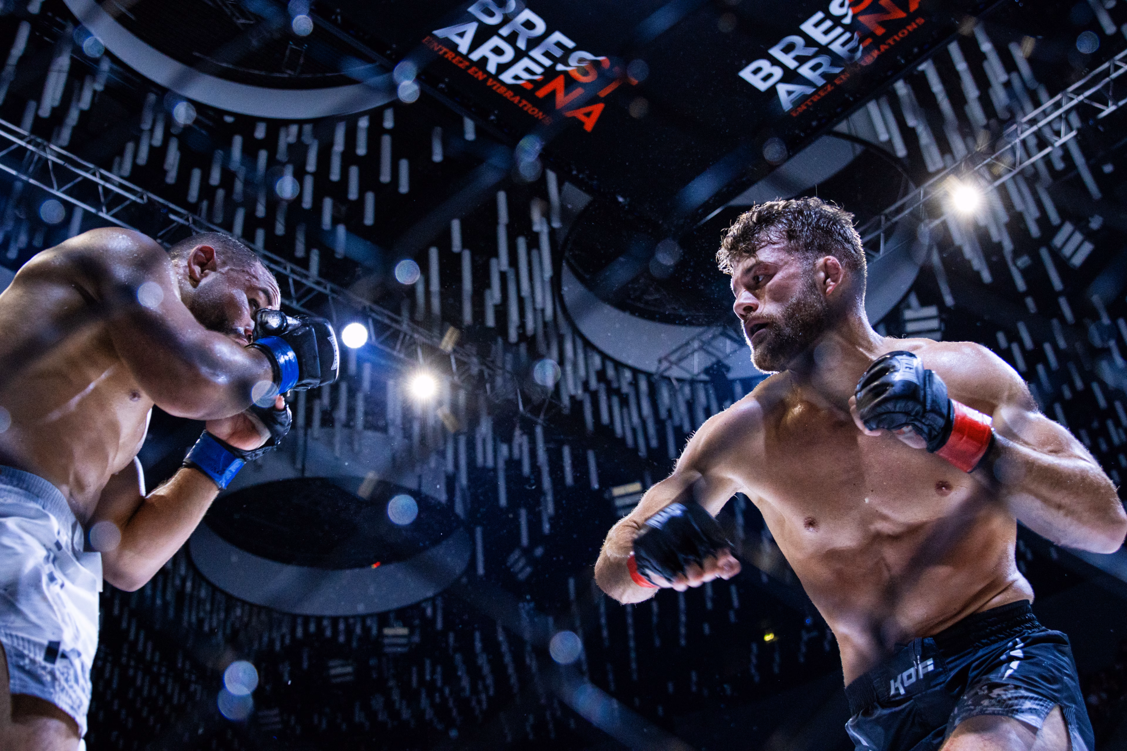 Combattant de MMA portant un direct à son adversaire dans la cage